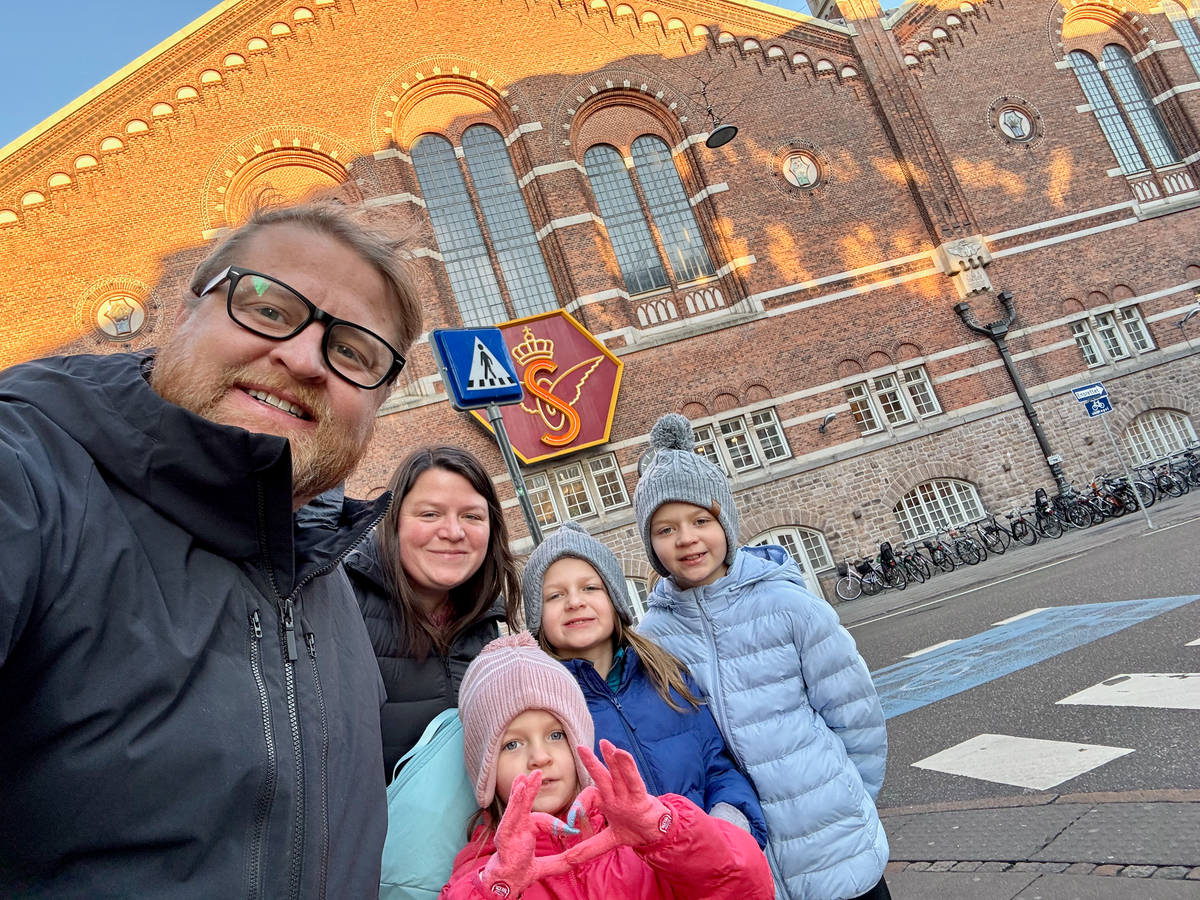 Best Prepaid SIM Cards for Tourists: Holafly vs Airalo vs Airhub (2026)